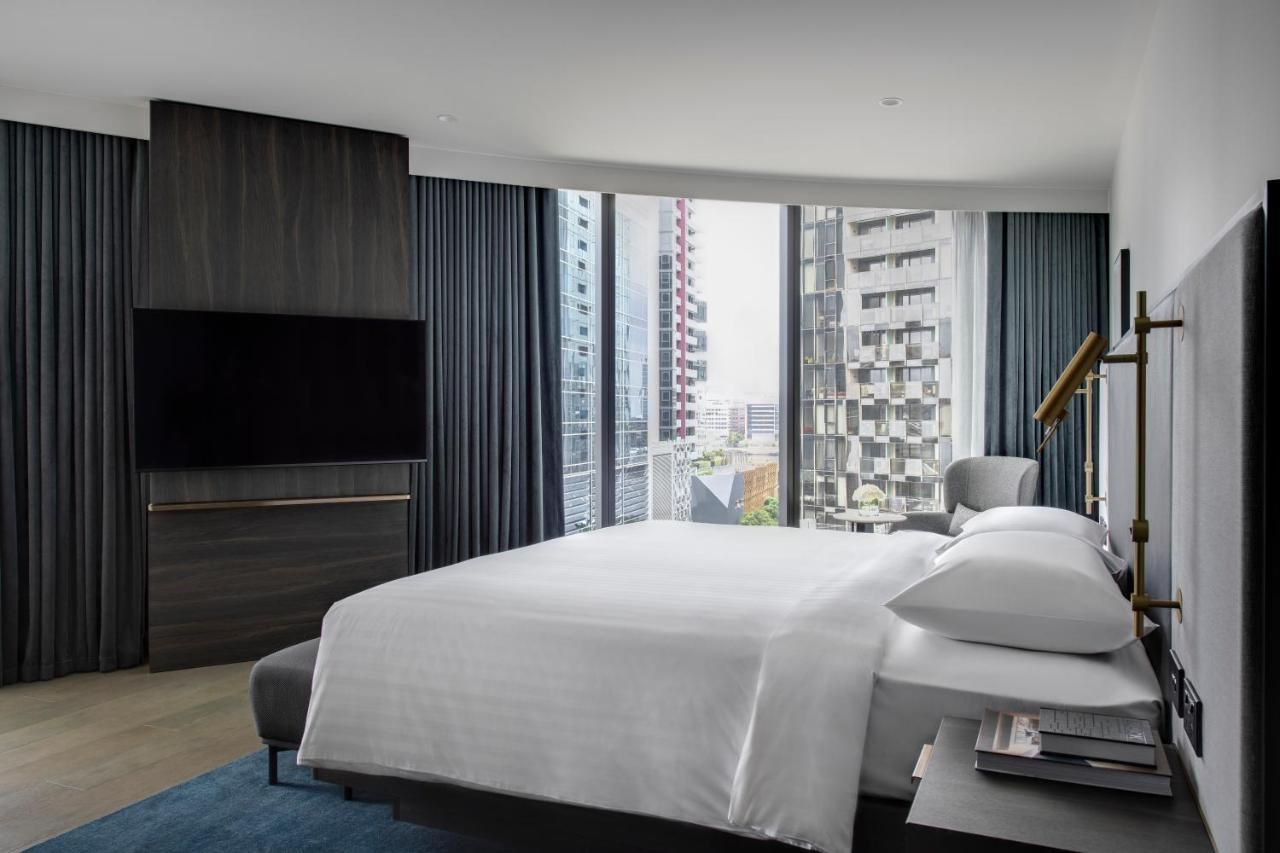 Melbourne Marriott Hotel Docklands Eksteriør bilde A bedroom at the hotel