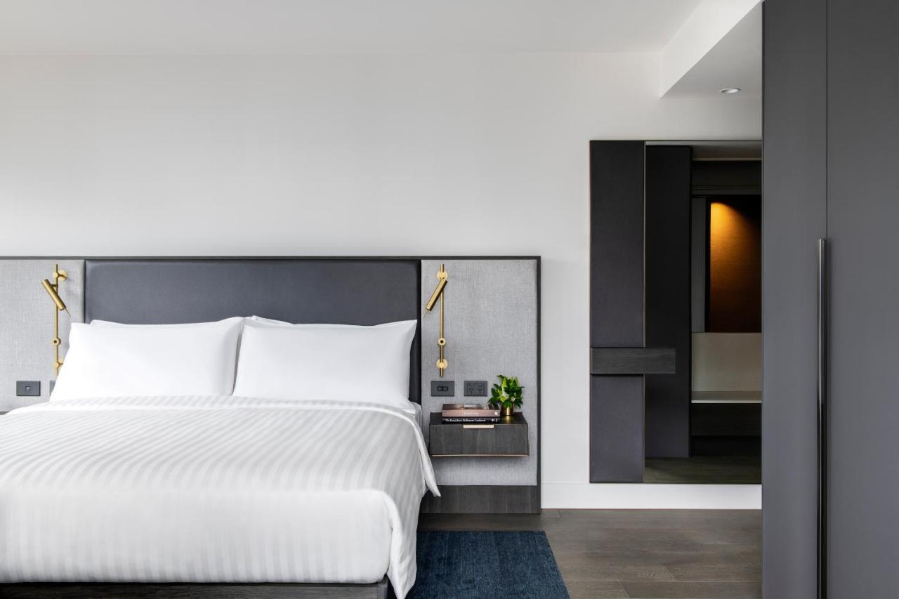 Melbourne Marriott Hotel Docklands Eksteriør bilde A bedroom at the hotel