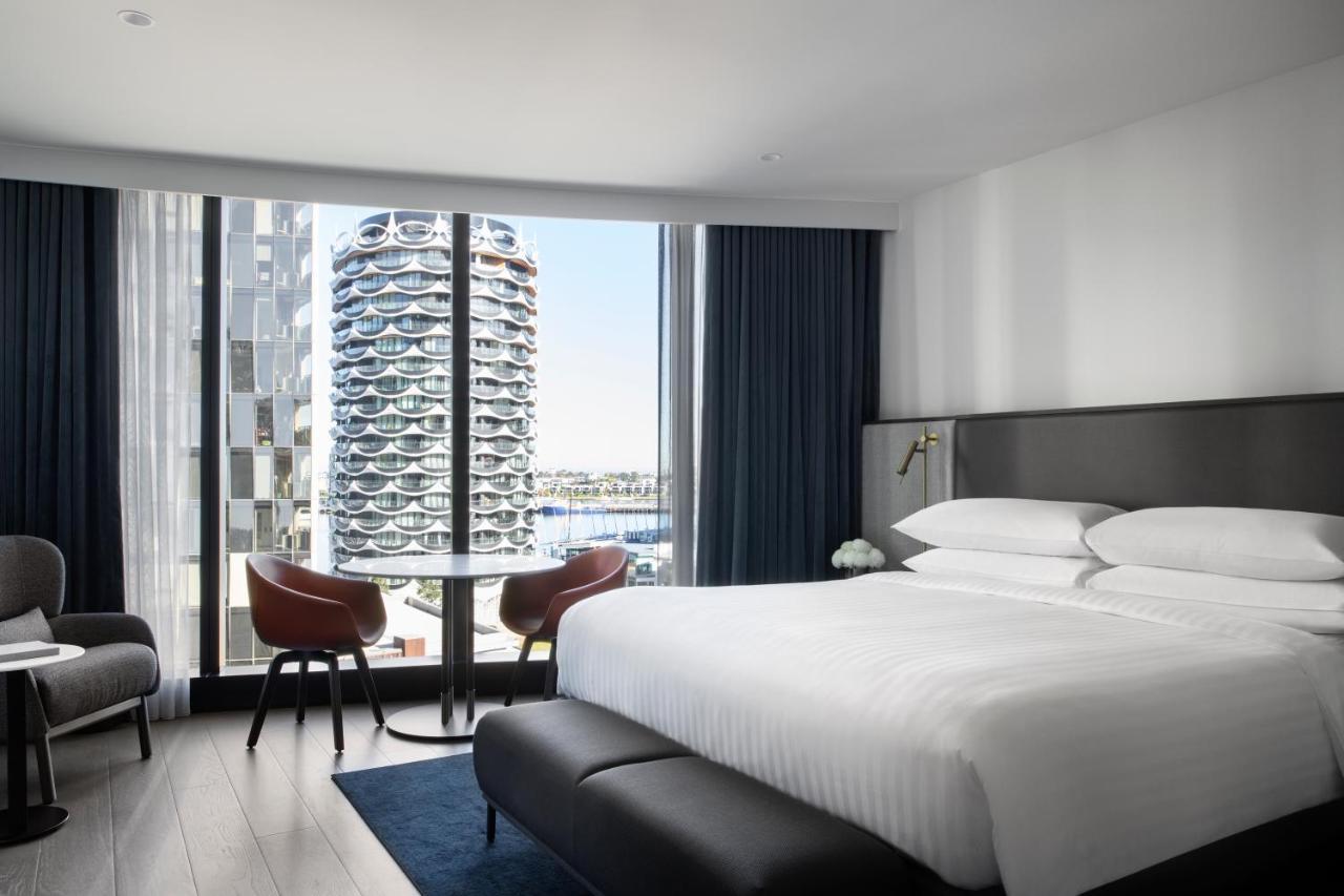 Melbourne Marriott Hotel Docklands Eksteriør bilde A guest room at the hotel