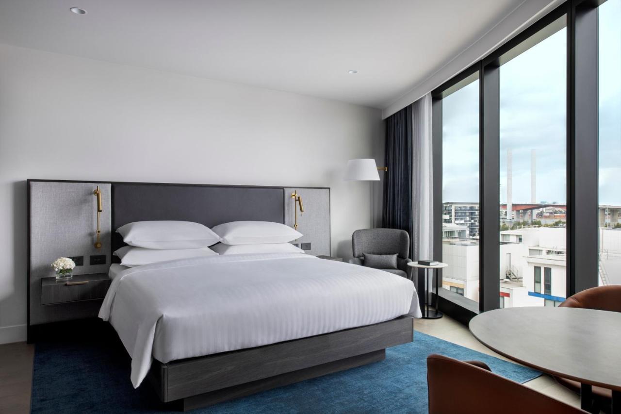 Melbourne Marriott Hotel Docklands Eksteriør bilde A guest room at the hotel