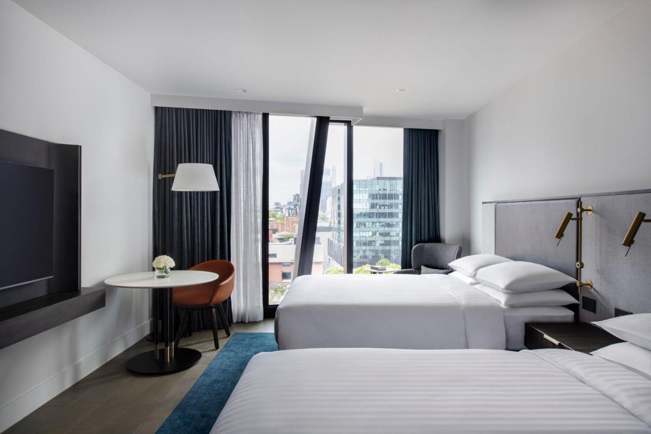 Melbourne Marriott Hotel Docklands Eksteriør bilde A guest room at the hotel