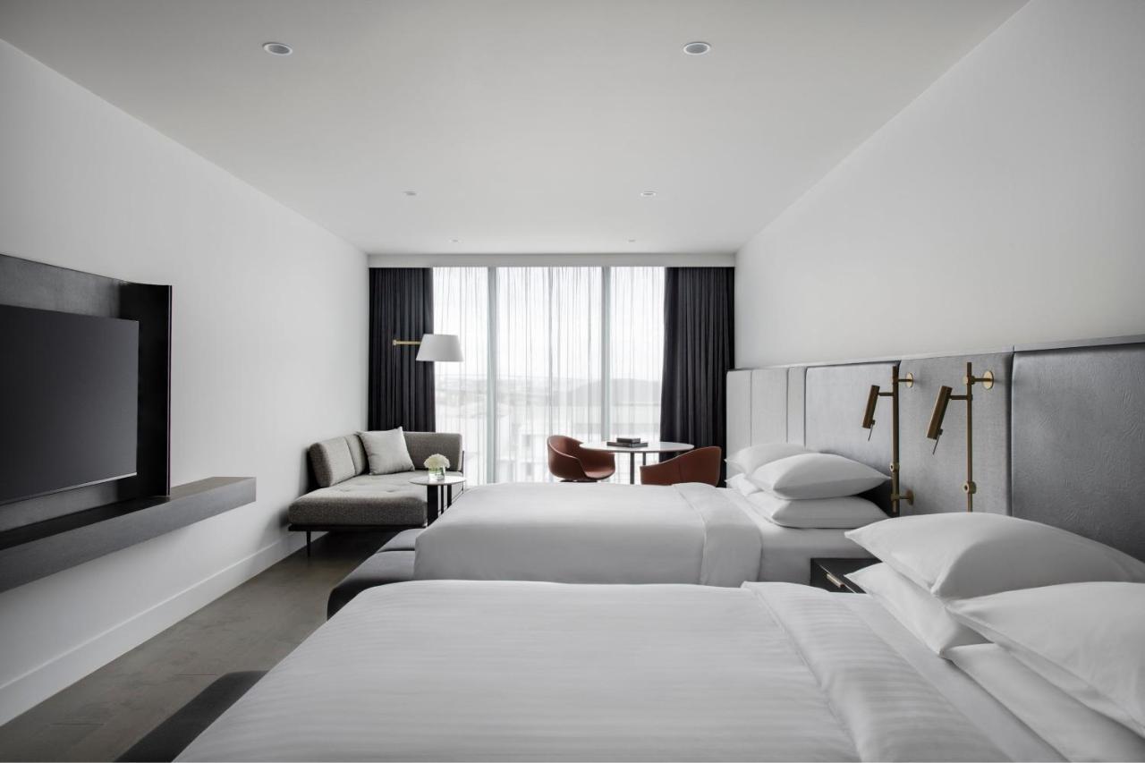 Melbourne Marriott Hotel Docklands Eksteriør bilde Deluxe Room