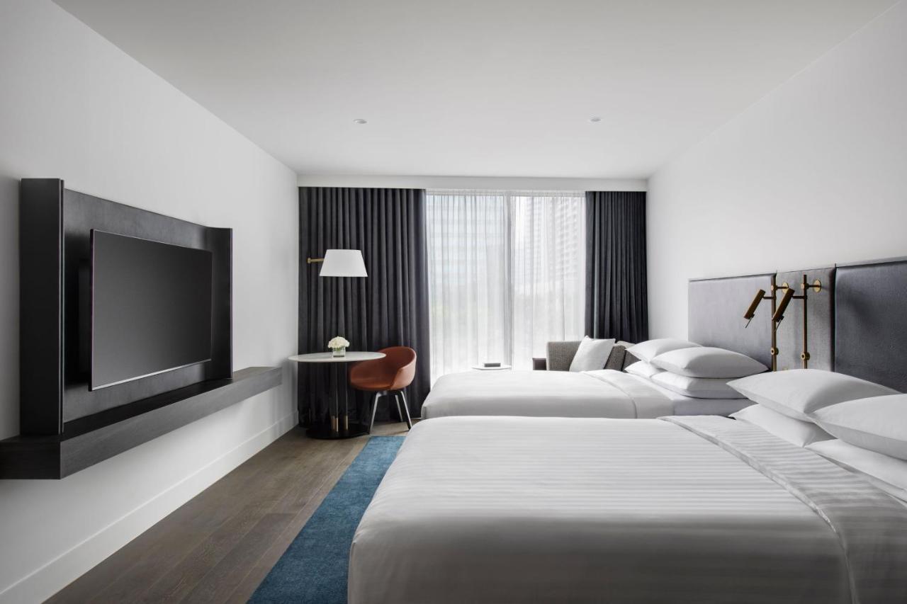 Melbourne Marriott Hotel Docklands Eksteriør bilde A guest room at the Hotel Indigo in Boston, Massachusetts