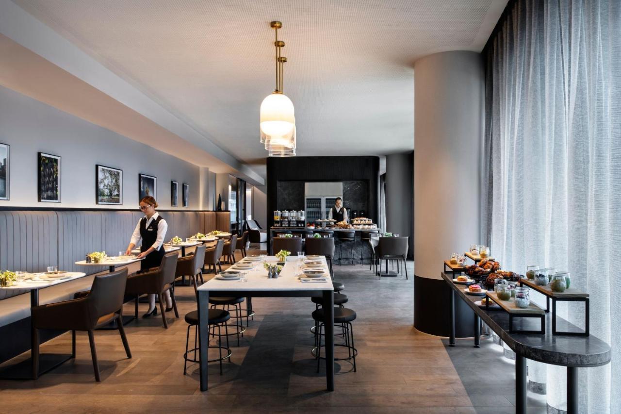 Melbourne Marriott Hotel Docklands Eksteriør bilde The lounge at London Heathrow Airport