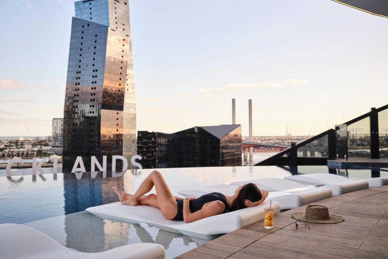 Melbourne Marriott Hotel Docklands Eksteriør bilde The rooftop pool at the Standard East Village