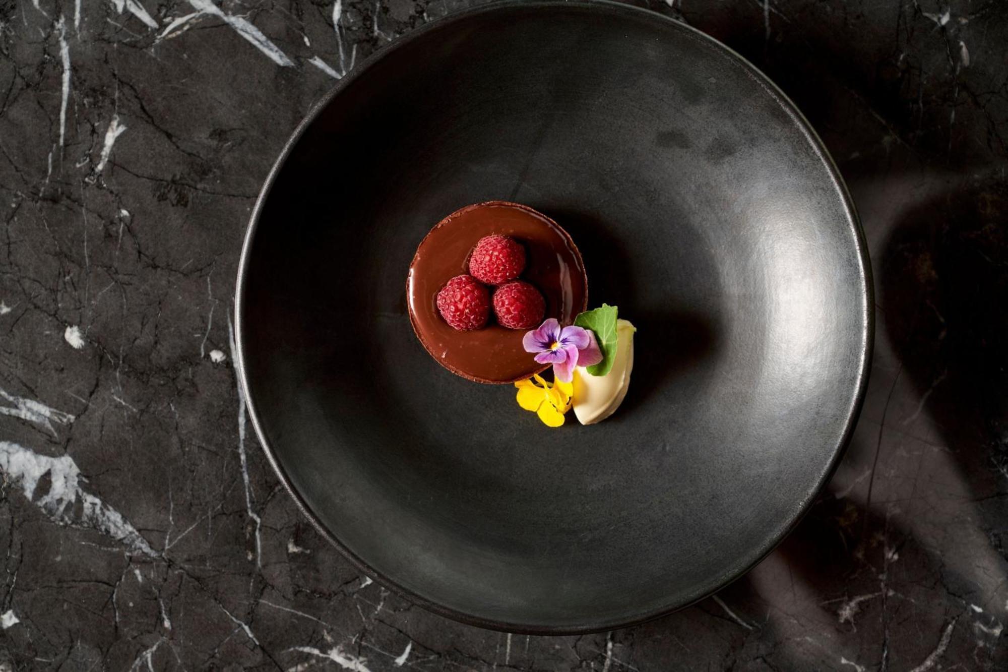 Melbourne Marriott Hotel Docklands Eksteriør bilde A chocolate dessert