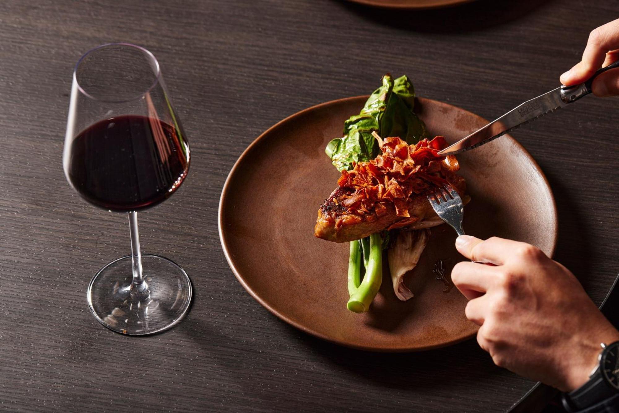 Melbourne Marriott Hotel Docklands Eksteriør bilde A wine glass