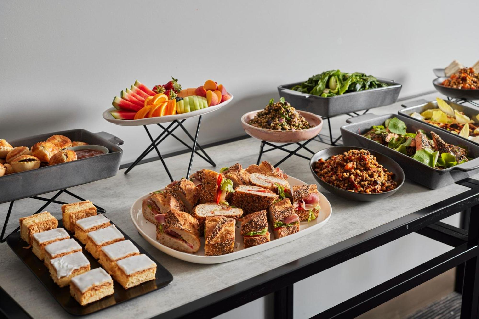 Melbourne Marriott Hotel Docklands Eksteriør bilde A buffet