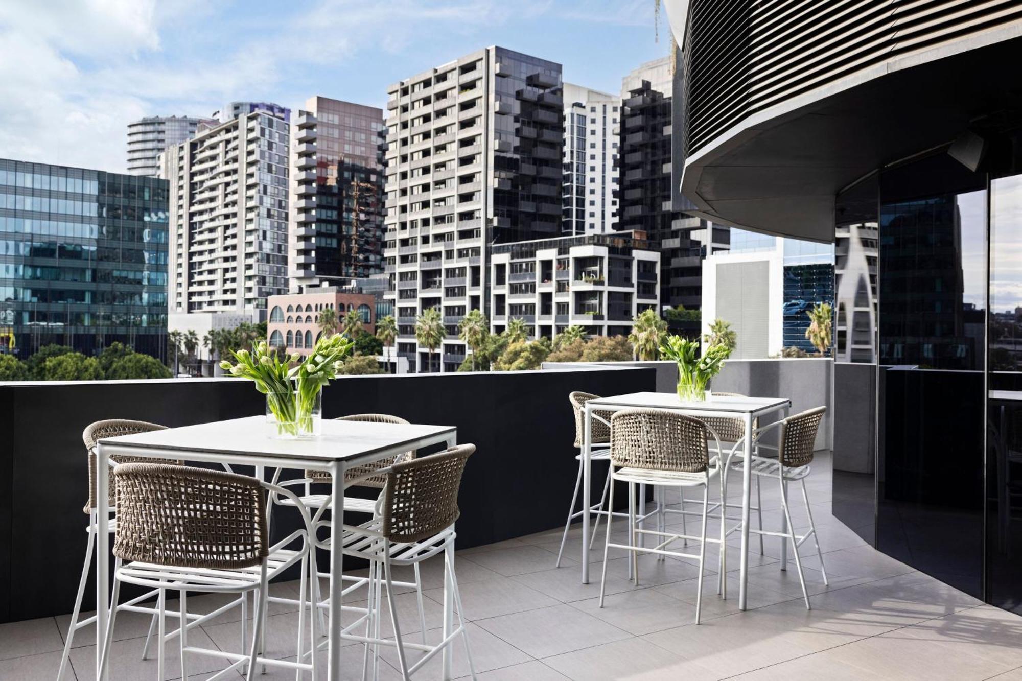 Melbourne Marriott Hotel Docklands Eksteriør bilde The rooftop bar at the Hotel