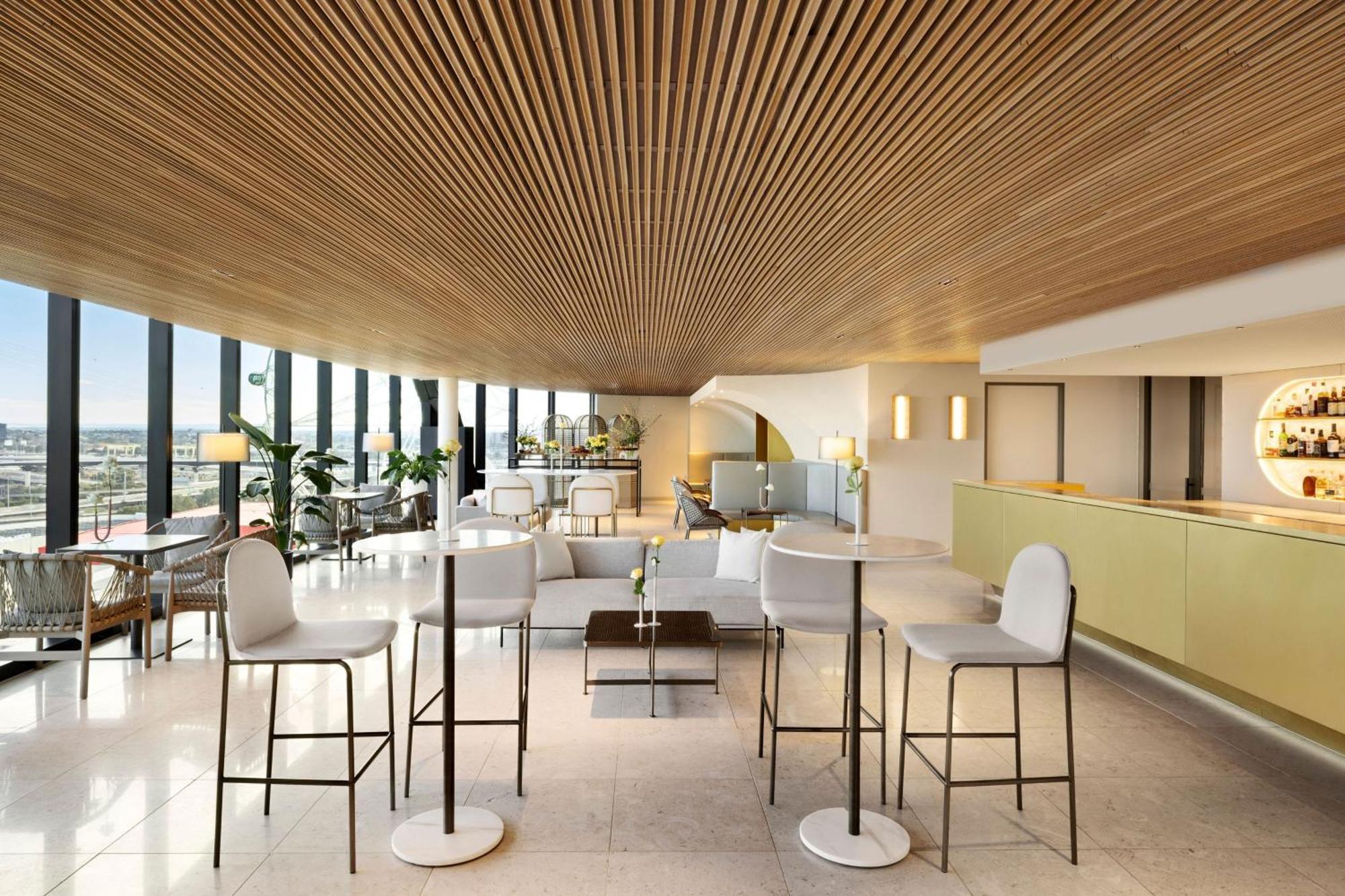 Melbourne Marriott Hotel Docklands Eksteriør bilde Club Lounge at the airport