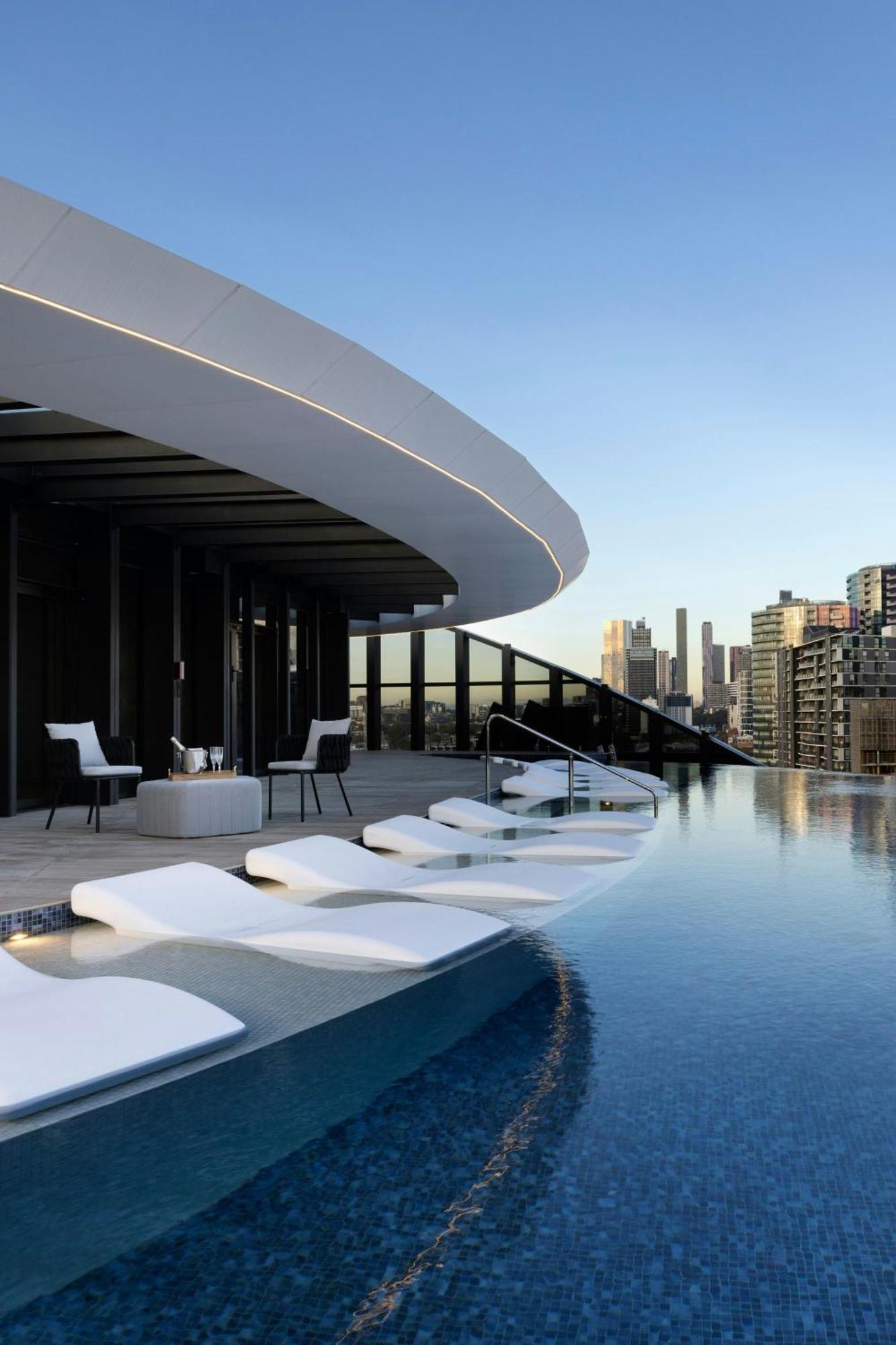 Melbourne Marriott Hotel Docklands Eksteriør bilde The rooftop pool at The Standard East Village