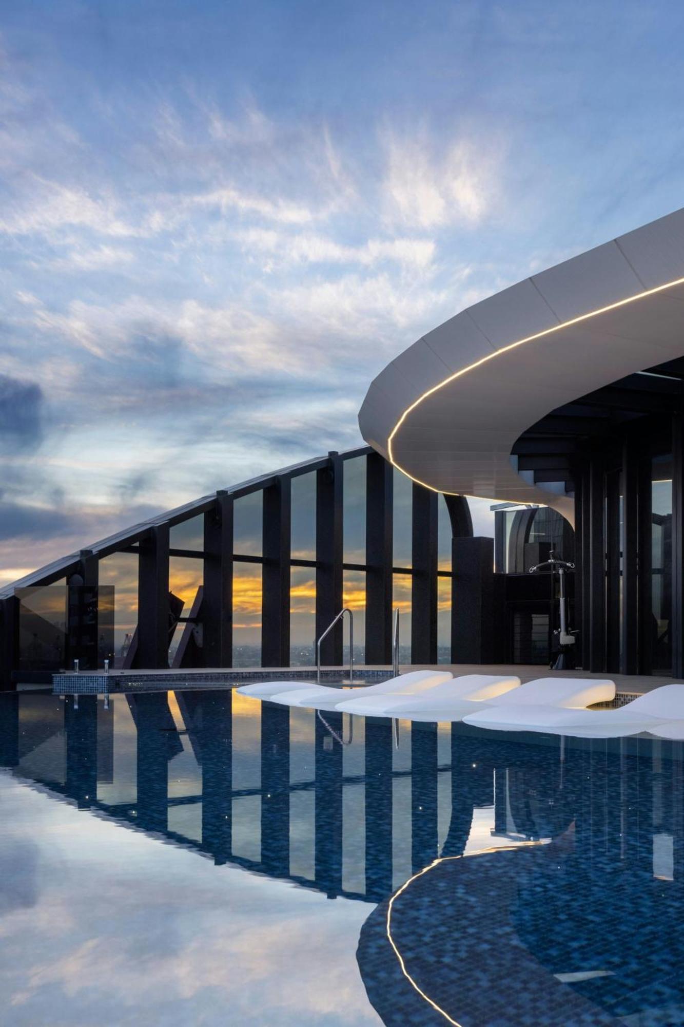 Melbourne Marriott Hotel Docklands Eksteriør bilde The rooftop pool at the Ritz-Carlton, Perth